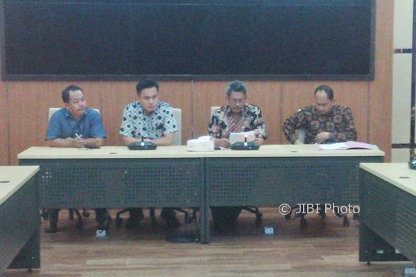 Wakil Rektor I Undip Semarang, Prof. M. Zainuri (kedua dari kanan) memberikan keterangan terkait penyebaran poster Garuda Ku Kafir di kampus Undip, beberapa waktu lalu. (Imam Yuda S./JIBI/Semarangpos.com)