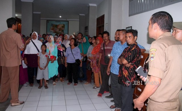 Puluhan pedagang Pasar Masaran menyuarakan aspirasi di lobi Gedung DPRD Sragen agar bisa ikut dalam audiensi di Ruang Serba Guna DPRD Sragen, Senin (15/5/2017). (Tri Rahayu/JIBI/Solopos)