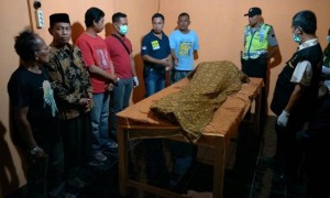 Tokoh masyarakat dan aparat kepolisian berkumpul saat serah terima jenazah Sri Sudaryati, 62, kepada pihak keluarga di Dukuh Kaligunting RT 004, Desa Kedawung, Kecamatan Mondokan, Sragen, Rabu (17/5/2017) malam. (Istimewa/AKP Kabar Bandiyanto)