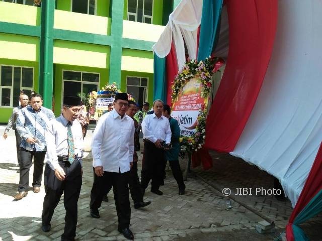 Menteri Agama Lukman Hakim Saifuddin (depan, kedua dari kiri) me-launching IAIN Ponorogo yang sebelumnya bernama STAIN Ponorogo di kampus II IAIN Ponorogo, Desa Pintu, Kecamatan Jenangan, Rabu (10/5/2017) pagi. (Abdul Jalil/JIBI/Madiunpos.com)