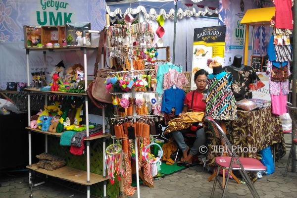 Salah satu pelaku usaha mikro dan kecil (UMK) Kota Jogja menunggu stan pameran Gebyar UMK di Alun-ALun Sewandanan Pakualaman, Sabtu (6/7/2017). (Bernadheta Dian Saraswati/JIBI/Harian Jogja)