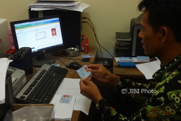 Seorang petugas mengecek kondisi e-KTP yang baru saja selesai dicetak di Dinas Kependudukan dan Pencatatan Sipil (Dukcapil) Kabupaten Kulonprogo, beberapa waktu lalu. (Rima Sekarani I.N./JIBI/Harian Jogja)