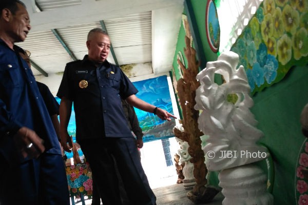Bupati Bantul Suharsono saat menyaksikan pameran karya seni yang dibuat oleh warga Desa Srigading, Sanden dari hasil daur ulang sampah di pelataran Balai Desa Srigading, Rabu (3/5/201). (Arief Junianto/JIBI/Harian Jogja)