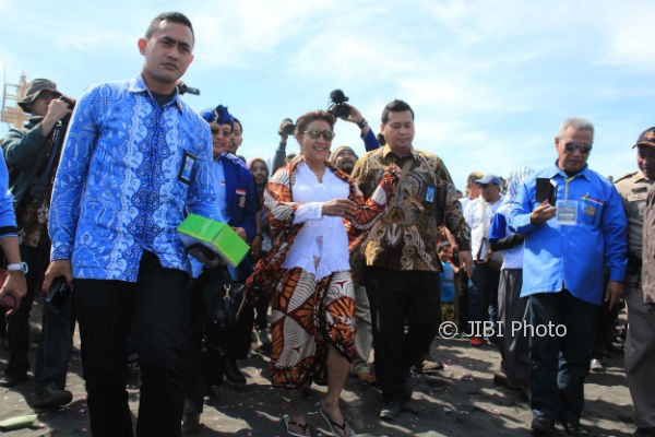 Menteri Kelautan dan Perikanan Susi Pudjiastuti saat berkunjung ke Pantai Depok dalam peringatan HUT HSNI ke-44, Minggu (21/5/2017). (Arief Junianto/JIBI/Harian Jogja)