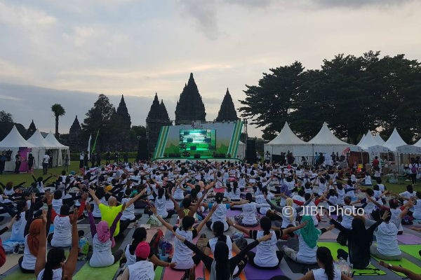 Sebanyak 1000 orang melakukan yoga bersama artis Happy Salma dengan menghadap Candi ?Prambanan menjelang matahari terbenam, Sabtu (6/5/2017) lalu. (Foto istimewa)