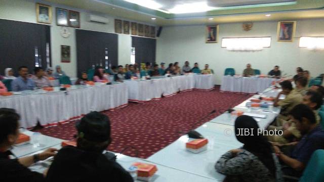 Puluhan pedagang dari Pasar Masaran meminta keadilan saat beraudiensi di Gedung DPRD Sragen, Senin (15/5/2017). (Tri Rahayu/JIBI/Solopos)