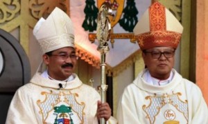 Uskup Agung Semarang Mgr. Robertus Rubiyatmoko (kiri) bersama penasbih utamanya, Uskup Agung Jakarta Mgr. Ignatius Suharyo (kanan) saat prosesi penahbisan Uskup Agung Semarang, di Akpol Semarang, Jateng, Jumat (19/5.2017). (JIBI/Solopos/Antara/R. Rekotomo)