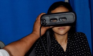 Petugas memindai mata warga pada proses perekaman data e-KTP di mobil pelayanan administrasi kependudukan di area CFD Kota Semarang, Jateng, Minggu (14/5/2017). (JIBI/Solopos/Antara/Aditya Pradana Putra)