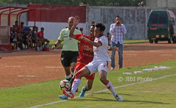 Pesepakbola Persiba Bantul Ahmad Junaidi berebut bola dengan pesepak bola Persis Solo, Asyaq Gufron pada lanjutan kompetisi Liga 2 2017 Grup 4 di Stadion Sultan Agung Bantul, Minggu (7/5/2017) siang. Pertandingan antara kedua kesebelasan berakhir dengan skor 1-1. (Harian Jogja/Jumali)