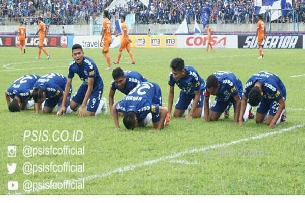 Para pemain PSIS Semarang melakukan selebrasi seusai menjebol gawan Sragen United di Stadion Jatidiri, Semarang, Kamis (4/5/2017). (Istimewa/Instagram @pssifcofficial)