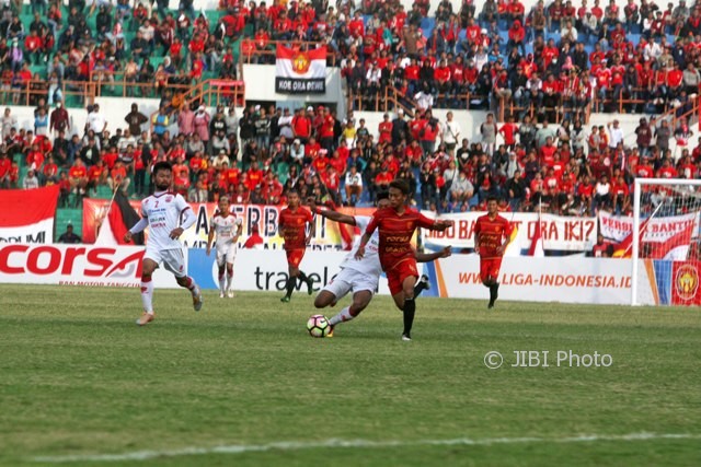 Pesepak bola Persiba Bantul Andi Sandria berebut bola dengan pesepak bola Persis Solo, Hendri, pada lanjutan kompetisi Liga 2 2017 Grup 4 di Stadion Sultan Agung Bantul, Minggu (7/5/2017).(JIBI/Harian Jogja/Jumali)