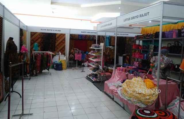 Para pelaku UKM Sragen menyiapkan stan pameran di dalam Gedung Kartini Sragen, Senin (15/5/2017). (Tri Rahayu/JIBI/Solopos)