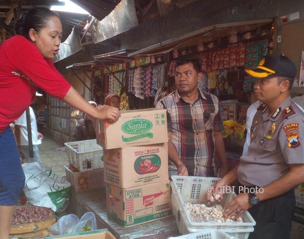 Satgas mafia pangan Polres Karanganyar dipimpin Wakapolres Karanganyar, Kompol Prawoko, mengecek harga sembako di Pasar Jungke Karanganyar pada Selasa (9/5/2017). (Sri Sumi Handayani/JIBi/Solopos)