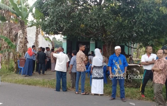 Warga berdatangan ke rumah pelajar yang bunuh diri di Dukuh Tegalsono, Desa Kebondalem Lor, Kecamatan Prambanan, Klaten, Jumat (2/6/2017) sore. (Taufiq Sidik Prakoso/JIBI/Solopos)