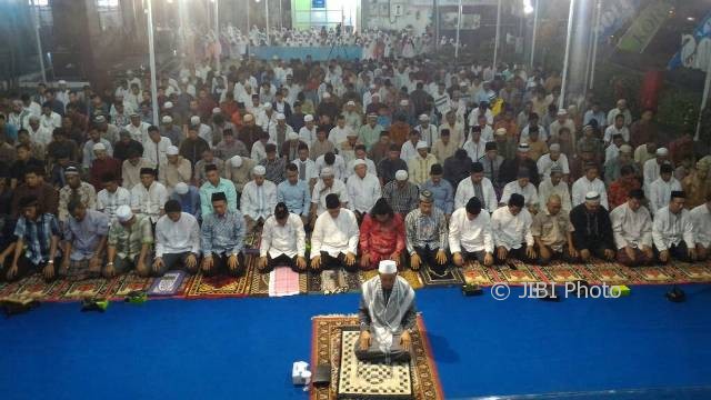 Warga muslim menjalankan ibadah Salat Tarawih saat Tarawih Keliling dan Pengajian Ramadan 1438 H, di halaman Griya Solopos, Solo, Selasa (6/6/2017) malam. (M. Ferri Setiawan/JIBI/Solopos)