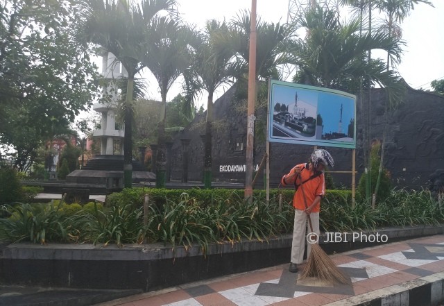 Petugas kebersihan, Wardi, menyapu trotoar dekat Taman Ekodayawilaga kawasan kota Wonogiri, Rabu (7/6/2017). (Rudi Hartono/JIBI/Solopos)