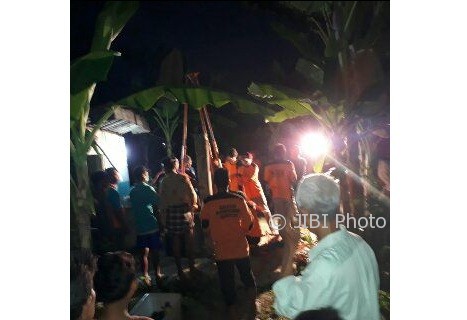 Anggota SAR Sukoharjo mengevakuasi Bgr, 4, warga Dukuh Muningan, Kelurahan Combongan, Sukoharjo, Kamis (8/6/2017). (Istimewa/SAR Sukoharjo)