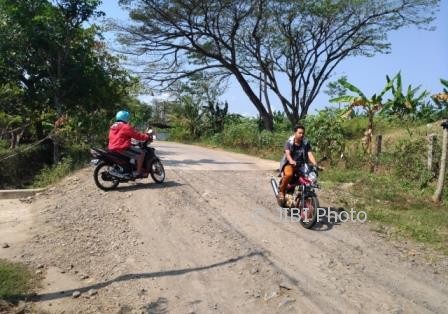 Pengendara melintas di titik akhir jalur lingkar kota (JLK) di Pokoh Kidul, Kecamatan Wonogiri, Kabupaten Wonogiri, Jumat (9/6/2017). (Rudi Hartono/JIBI/Solopos)