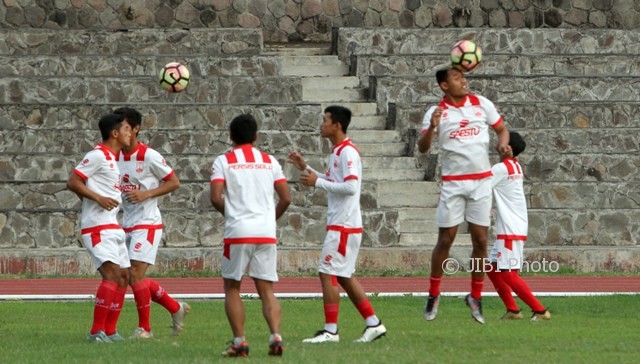 Pemain Persis melakukan latihan di stadion Sriwedari, Solo, Jumat (9/6/2017). (JIBI/SOLOPOS/ Sunaryo Haryo Bayu)