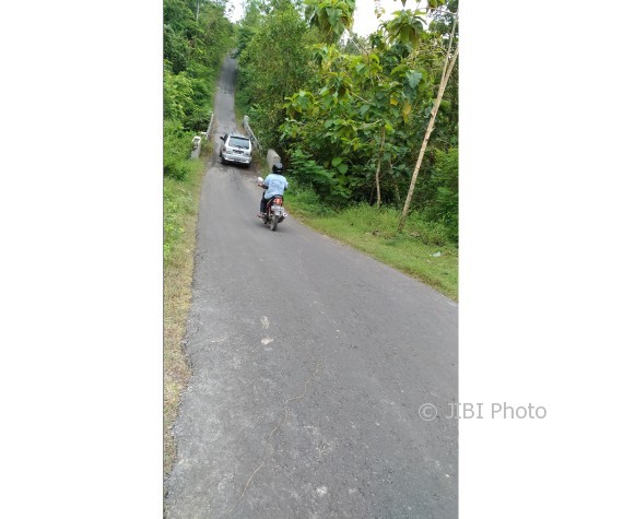 Pengguna jalan melintas di Jembatan Kali Tengah, Miri, Sragen, yang harus direkonstruksi lantaran merupakan jalur utama menuju lokasi yang diproyeksikan dibangun Jembatan Gilirejo Baru. Foto diambil akhir Mei 2017. (Kurniawan/JIBI/Solopos)