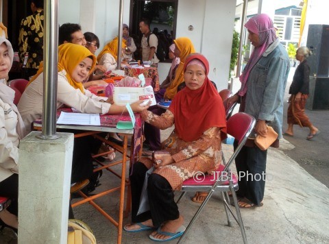 Salah satu keluarga penerima manfaat program keluarga harapan menerima uang bantuan sosial dan kartu ATM untuk mengambil bantuan sosial berikutnya di Kantor Kecamatan pada Senin (12/6/2017). (Sri Sumi Handayani/JIBI/Solopos)