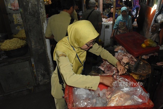 Petugas DKK dan Dinas Perikanan dan Peternakan Kabupaten Karanganyar melakukan inspeksi mendadak (sidak) makanan, minuman, dan daging di Pasar Palur, Senin (12/6/2017). (Sri Sumi Handayani/JIBI/Solopos)