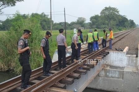 Sejumlah polisi mengecek mur dan baut pada sambungan rel kereta api (KA) di sekitar Stasiun Gawok, Kecamatan Gatak, Sukoharjo, Senin (12/6/2017). (Bony Eko Wicaksono/JIBI/Solopos)