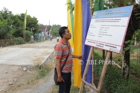 Pengguna jalan melihat papan proyek Jl. Gentanbanaran-Karang, Plupuh, Sragen, yang tak kunjung dikerjakan, Senin (12/6/2017) siang. (Kurniawan/JIBI/Solopos)