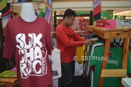Pemilik usaha Kaus Soekohardjo Merch (SM), Pratiknyo, memamerkan produknya saat Gelar Produk Unggulan Usaha Mikro, Kecil dan Menengah (UMKM) Sukoharjo di Hartono Mall, Solo Baru, Senin (12/6/2017). (Bony Eko Wicaksono/JIBI/Solopos)