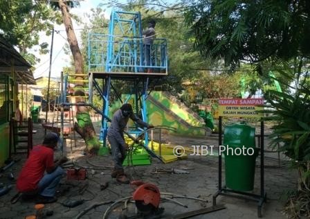 Pekerja membangun landasan yang akan digunakan untuk menaiki rumah pohon di kawasan Wisata Waduk Gajah Mungkur (WGM) Wonogiri, Sabtu (10/6/2017). (Rudi Hartono/JIBI/Solopos)