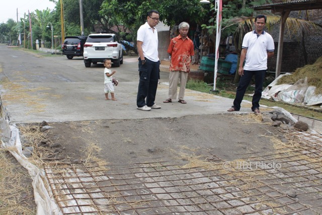 Ketua DPRD Sragen, Bambang Samekto (kedua dari kiri) mengecek proyek Jl. Gentanbanaran-Karang, Plupuh, Sragen, yang tak kunjung dikerjakan, Selasa (13/6/2017) siang. (Kurniawan/JIBI/Solopos)