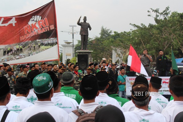 Ketua Banser Boyolali M. Abdullah (kedua dari kanan) berorasi dalam aksi damai membela Pancasila dan NKRI di kawasan Patung Soekarno kompleks perkantoran baru Boyolali, Senin (12/6/2017). (Akhmad Ludiyanto/JIBI/Solopos)