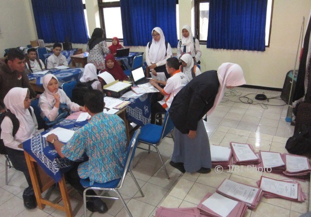 Sejumlah peserta didik berada di ruang pencabutan berkas pendaftaran di SMAN 1 Karanganyar, Selasa (13/6/2017). (Ponco Suseno/JIBI/Solopos)