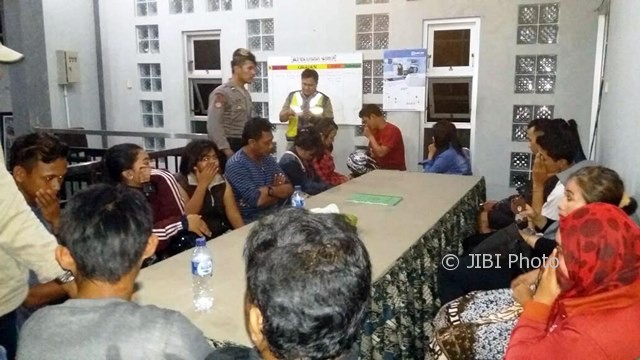 Sejumlah pasangan selingkuh dan PSK dikumpulkan di Kantor Satpol PP Sragen untuk proses pemeriksaan identitas dan pembinaan, Senin (12/6/2017) malam. (Istimewa/Satpol PP Sragen)