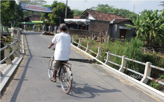 Pengguna jalan melintas di Jembatan Bejingan, Masaran, Sragen, yang nyaris ambrol lantaran tak kunjung diperbaiki, Senin (12/6/2017). (Kurniawan/JIBI/Solopos)
