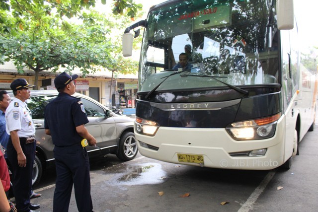 Polres Karanganyar dan Dishub PKP Karanganyar mengecek kelaikan bus AKDP yang berhenti di Terminal Tegalgede, Selasa (13/6/2017). (Sri Sumi Handayani/JIBI/SOLOPOS)
