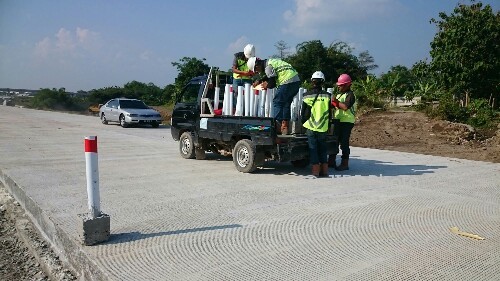 Sejumlah pekerja memasang rambu di pintu tol Ngasem, Colomadu, Karanganyar, Rabu (14/6/2017). (Iskandar/JIBI/Solopos)