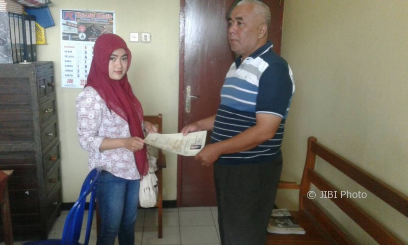 Kanitintel Polsek Cepogo, Aiptu Purwanto (kanan), menyerahkan SKCK kepada Arum Indri Hastuti, salah satu warga Kembang Kuning, Cepogo, yang mampu membaca Alquran dengan fasih, Kamis (15/6/2017). (Istimewa)