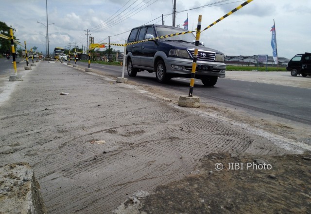 Kondisi bekas media jalan yang dibongkar di depan pintu tol Ngasem, Kamis (15/6/2017). (Aries Susanto/JIBI/Solopos)