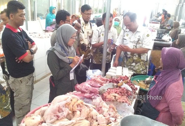 Sejumlah petugas Dinas Perikanan dan Peternakan (Disnakkan) Karanganyar menggelar inspeksi mendadak (sidak) di Pasar Jungke, Karanganyar, Kamis (15/6/2017). (Ponco Suseno/JIBI/Solopos)