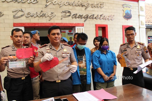 Kapolres Karanganyar, AKBP Ade Safri Simanjuntak (tengah), menunjukkan barang bukti dan pelaku curanmor saat jumpa pers di Mapolres Karanganyar, Jumat (16/6/2017). (Sri Sumi Handayani/JIBI/Solopos)