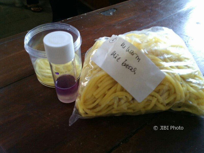 Sampel mi basah yang diambil dari salah satu pedagang di Pasar Malangjiwan, Colomadu, Karanganyar, positif mengandung formalin. Foto diambil Jumat (16/6/2017). (Istimewa