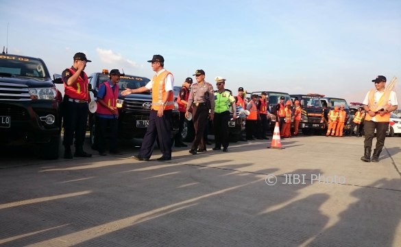 Direktur Utama PT Solo Ngawi Jaya (SNJ), David Wijayanto (tiga dari kiri) meninjau persiapan tim mudik Lebaran jalur tol Ngasem dan Klodran di pintu tol Pandeyan, Ngemplak, Boyolali, Sabtu (17/6/2017) sore. (Iskandar/JIBI/Solopos)