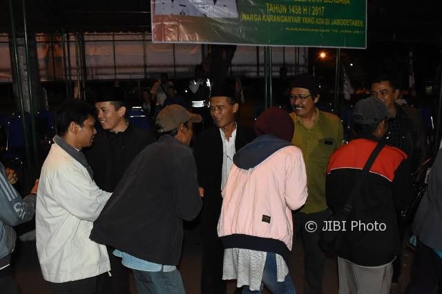 Wakil Bupati Karanganyar, Rohadi Widodo, didampingi Sekda Karanganyar, Samsi, menyambut ratusan pemudik dari Jabodetabek di Alun-Alun Kabupaten Karanganyar, Senin (19/6/2017) dini hari. (Istimewa/Dokumentasi Dinas Kominfo Karanganyar)