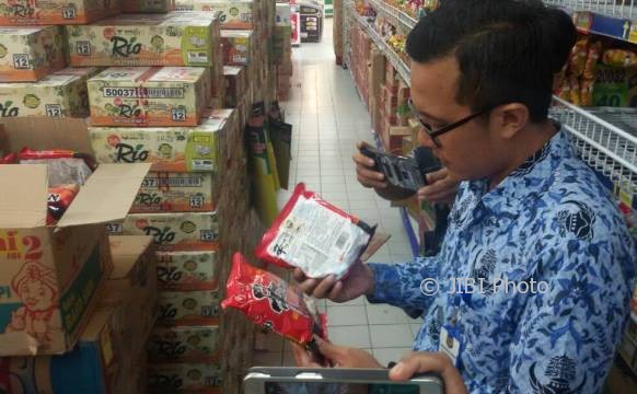 Petugas mengecek mi instan yang dijual di swalayan Hypermart di Jl. Pahlawan, Kota Madiun, Senin (19/6/2017). (Abdul Jalil/JIBI/Madiunpos.com)