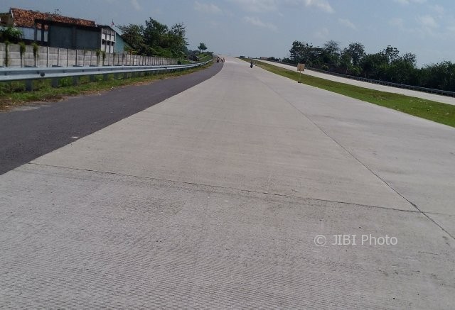 Sejumlah pengendara motor terlihat melintasi jalan tol Soker pada hari pertama pembukaan untuk arus mudik Lebaran, Senin (19/6/2017). (Aries Susanto/JIBI/Solopos)