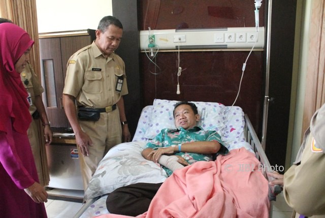 Wabup Dedy Endriyatno terbaring di ranjang ruang nomor 9 bangsal Wijaya Kusuma RSUD dr. Soehadi Prijonegoro Sragen, sesuai mengalami kecelakaan, Senin (19/6/2017). (Tri Rahayu/JIBI/Solopos)