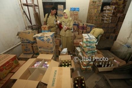 Petugas Dinas Kesehatan Kota Solo mengecek tanggal kedaluwarsa minuman kemasan saat meninjau grosir makanan ringan dan minuman di Jl. Muh. Yamin, Kawatan, Serengan, Solo, Senin (19/6/2017). (Nicolous Irawan/JIBI/Solopos)