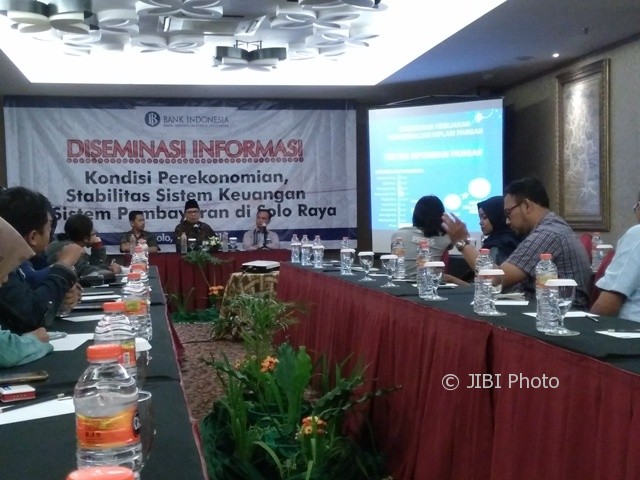 Kepala Perwakilan Bank Indonesia (BI) Solo, Bandoe Widiarto (tengah) dan Kabid Penertiban Umum dan Ketenteraman Masyarakat Satpol PP Solo, Agus Siswuryanto (kiri) saat jumpa pers di The Royal Surakarta Heritage, Jumat (16/6/2017) malam. (Asiska Riviyastuti/JIBI/Solopos)