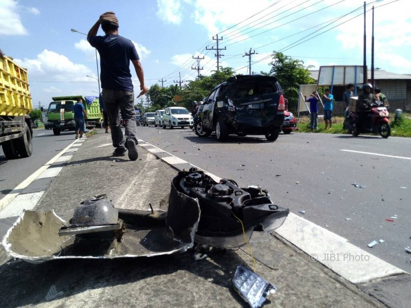 Salah satu mobil yang terhantam bus rombongan mudik di jalan Solo-Semarang, Boyolali, Minggu (18/6/2017). (Aries Susanto/JIBI/Solopos)